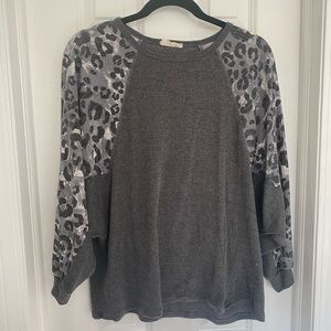 Elegant Gray Leopard Print Women's Sweater